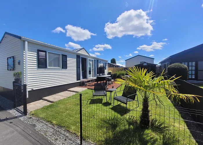 Chalet Sea-renity Lakeside met jacuzzi